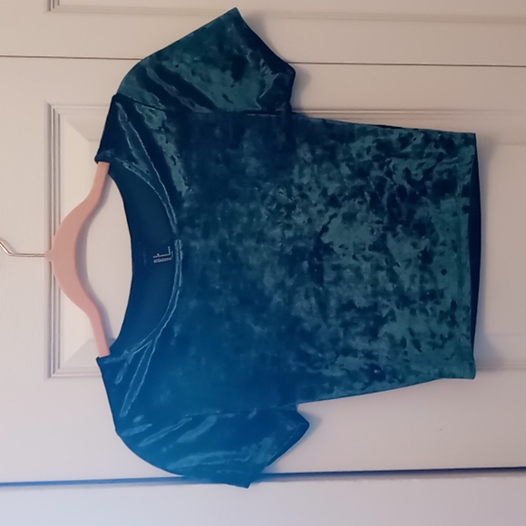 TWO TOP Bundle of Forever 21 velvet top & fuzzy crop top - Picture 4 of 6